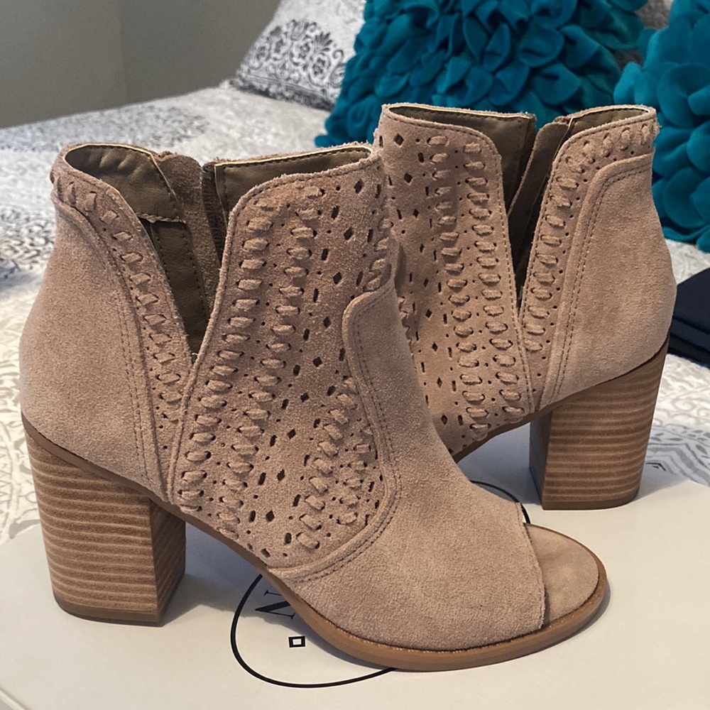 Steve Madden suede tan booties, size 7 (NEW)